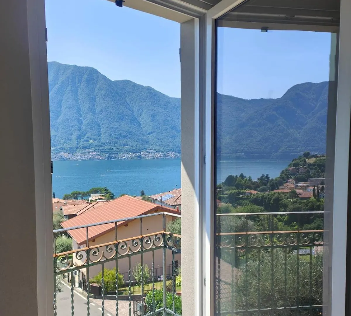 Vista Lago Como Ossuccio 0*,  Italia