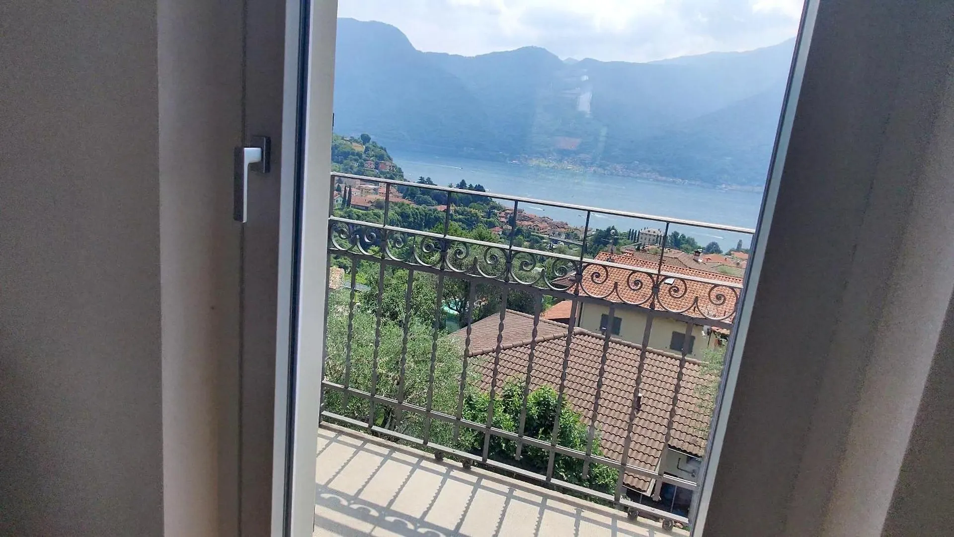 Vista Lago Como Ossuccio 0*,  Italia